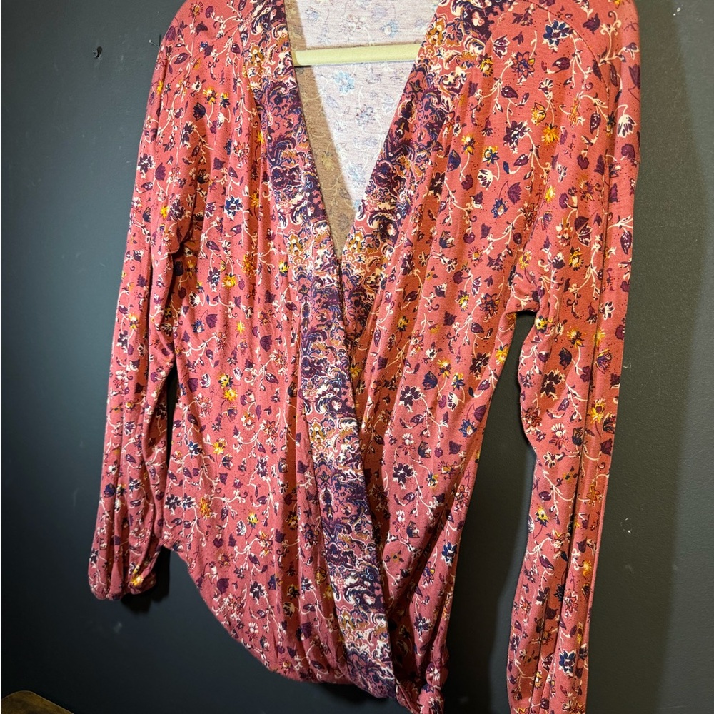 Maurices Women’s Top. Size Medium - Picture 3 of 6